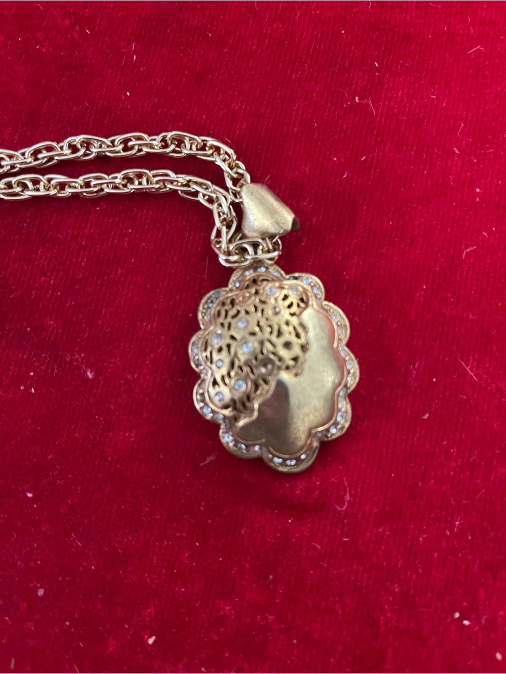 Gold Filigree Scalloped Pendant Necklace - Women's Jewelry